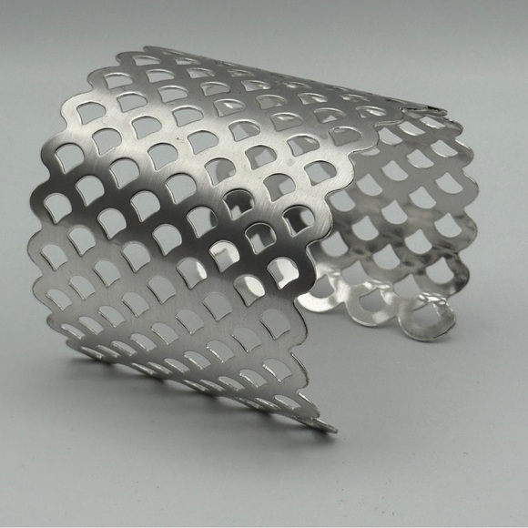 ✨ Wide Silver Tone Cuff Bracelet 2.5” Geometric Cutout Scallop Modern Jewelry - Picture 3 of 4
